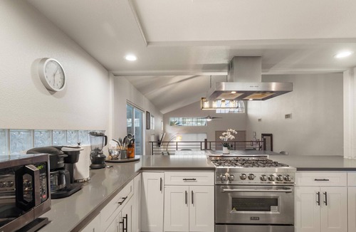Green Valley North House | contemporary 5bd w/pool, open floor plan, & upgraded kitchen! 5mins to airport!