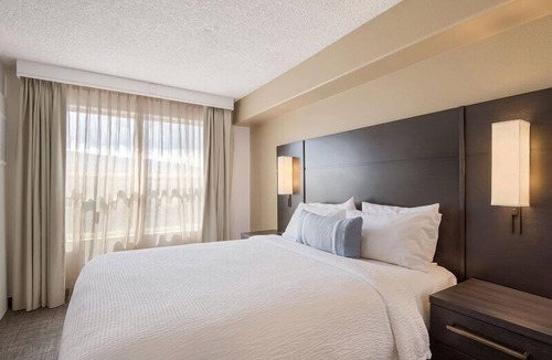 Reno/Tahoe Airport Hotel | Convenient Location! Unit w/Full Kitchen, Outdoor Pool, Free Breakfast!