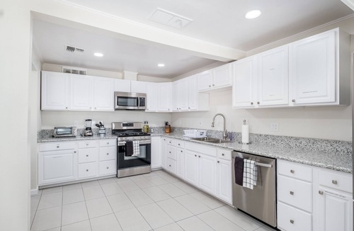 Raisin House | Conveniently located to Airport and Downtown