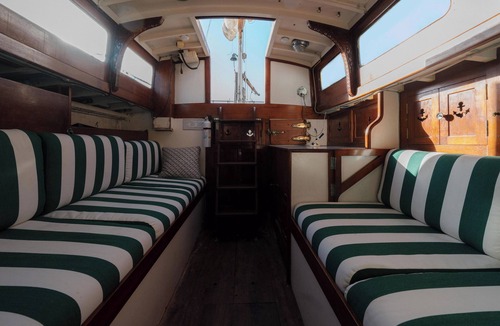 Marina Peninsula Boat Rental | Cool 1-bedroom boat in Marina del Rey