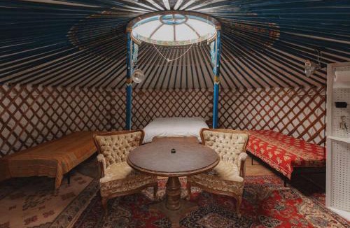 Dunlap House | Cosy yurt at a nature retreat in Sequoia Forest