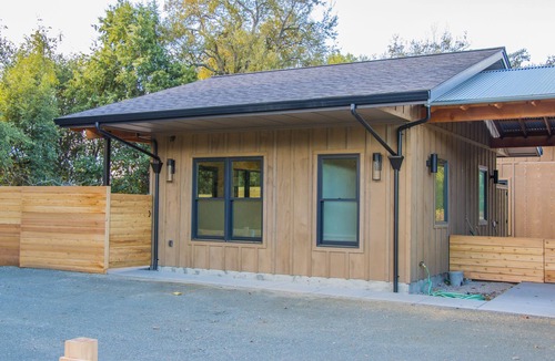 Eldridge Apartment | Couples Getaway, Luxurious Accomodations, Private Yard