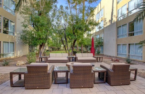 Laughlin House | Courtyard 2 Queen Beds at Golden Nugget Laughlin! Outdoor Pool!