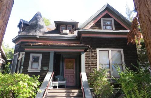 University South Bed & Breakfast | Cowper Inn
