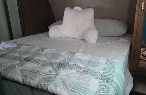 Victorville House | Cozy 1 Bedroom RV and sofa sleeper that can sleep up to 3 persons comfortably