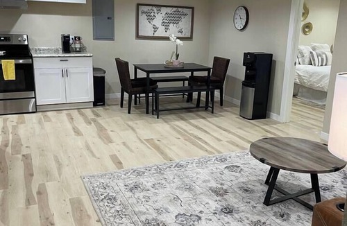 Lakeview Apartment | Cozy 2 bedroom Mainstreet Stay