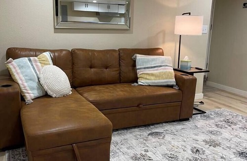 Lakeview Apartment | Cozy 2 bedroom Mainstreet Stay