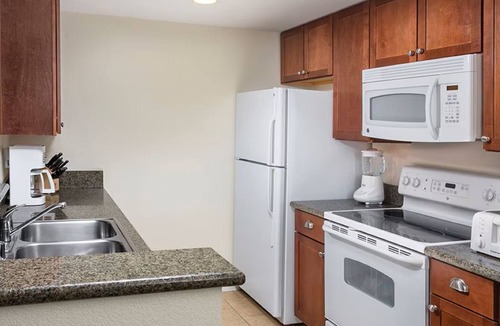 Townsite Resort | Cozy 2-bedroom resort in nice Oceanside with pool, beach and pier access.