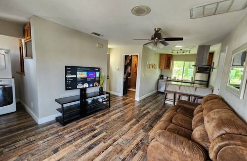Roseville House | Cozy 2-bedroom with balcony