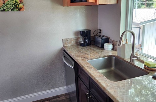 Roseville House | Cozy 2-bedroom with balcony