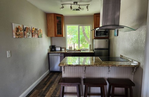Roseville House | Cozy 2-bedroom with balcony