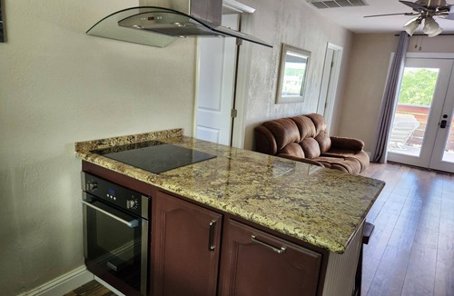 Roseville House | Cozy 2-bedroom with balcony