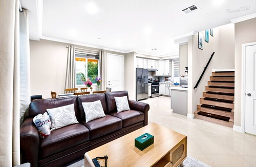 Bassett House | Cozy 3BR Backhouse + Near DTLA & Shops #TravelSGV