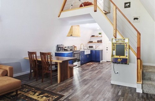 Oakhurst House | Cozy A-Frame - Truly Woodsy -Outdoor Dine on Deck