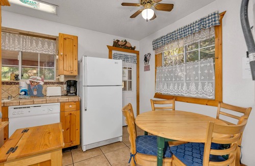 Yosemite West Cabin | Cozy Bear North – Warm and Welcoming 2bd within Yosemite!