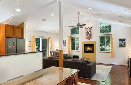 Guerneville House | Cozy cabin deep in the redwoods/WiFi & Hot Tub