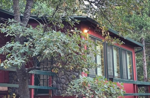 Oakhurst Cabin | Cozy cabin right at Lewis Creek Trail, near Yosemite, Bass lake