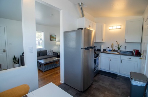 College East House | Cozy Cottage - Walk to SDSU - Laundry - Central