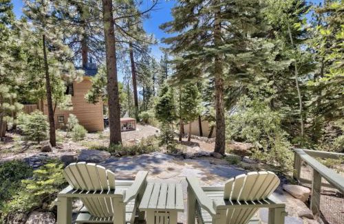 Cedar Flat House | Cozy Designer Decorated Cabin Near Slopes Fireplace Peekaboo Lakeview
