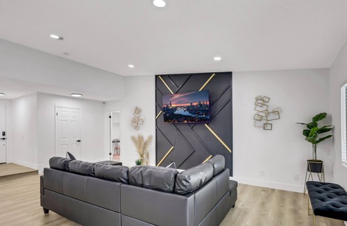 Chinatown House | Cozy Family Home w/ Game Room and Swimming Pool ! 10 Minutes away from the Strip