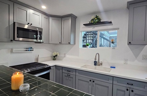 Paramount Apartment | Cozy Home Centrally Located near Beach Cities & Airport.