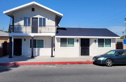 Paramount Apartment | Cozy Home Centrally Located near Beach Cities & Airport.