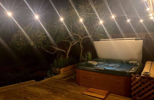 Myrtletown House | COZY: hot tub, pool table, horseshoes, fire pit!