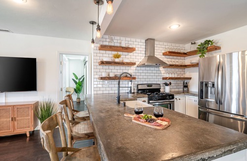 La Mesa House | Cozy Mid-Century Charmer - Huge Backyard - Firepit