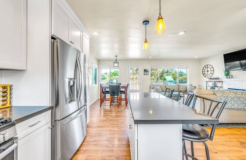 Del Rey Oaks House | Cozy Oaks | A coastal getaway with idyllic scenery!