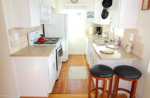 Mission Beach Cottage | Cozy Ocean View Beach Cottage, Steps to Ocean,Large EnclosePatio -1BR- Sleeps 5