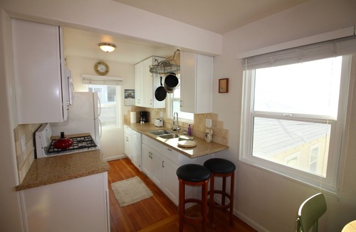 Mission Beach Cottage | Cozy Ocean View Beach Cottage, Steps to Ocean,Large EnclosePatio -1BR- Sleeps 5