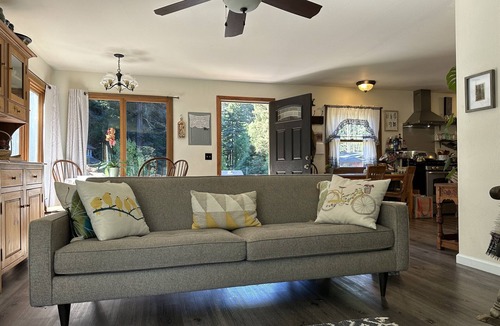 Sebastopol House | Cozy Redwood 2BR Walk to Monte Rio Beach