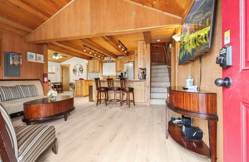 Seaside Cottage | Cozy Seaside Cottage Walk to Beach Fenced yard