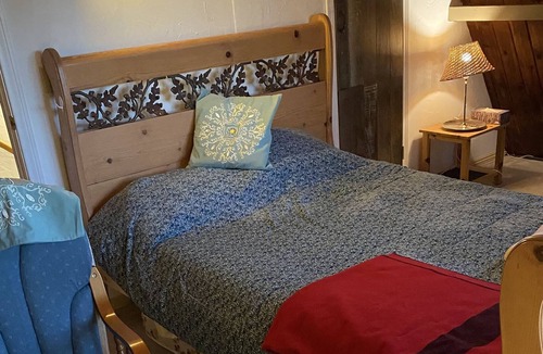 Upper Moonridge Cabin | Cozy & Secluded Cabin close to slopes & 4 Ever views of the lake in the distance