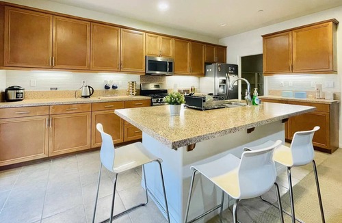 Riverpark House | Cozy single family house with large back yard