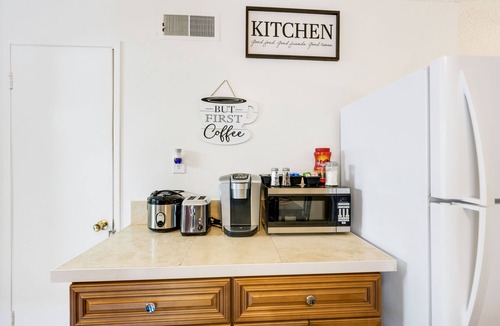 Riverside Apartment | Cute 3 BR Condo W/Pool Access Near UC Riverside