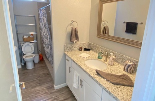 Turlock House | Cute Historic Downtown 2 bed Home on Main street