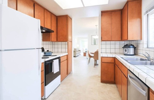 Sunnyvale House | Da-H2 B room (Blue) · Luxury King Bed Room in cent