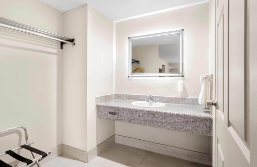 Rialto Hotel | Days Inn by Wyndham Fontana/Rialto