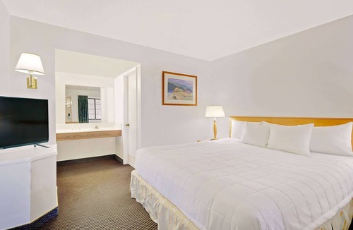 Needles Hotel | Days Inn & Suites by Wyndham Needles