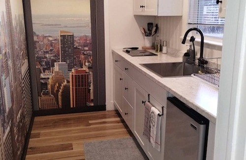 Midtown Apartment | Deco Studio Retreat With Fireplace, Wifi, Queen Bed