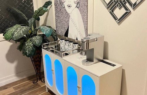 Midtown Apartment | Deco Studio Retreat With Fireplace, Wifi, Queen Bed