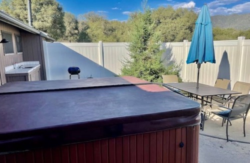 Ahwahnee House | Deer Suite - Hot Tub - Game Room - Sleeps 2