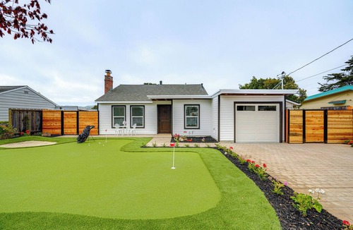 Del Rey Oaks Cottage | Del Rey Oaks Vacation Home w/Mini-golf Course!