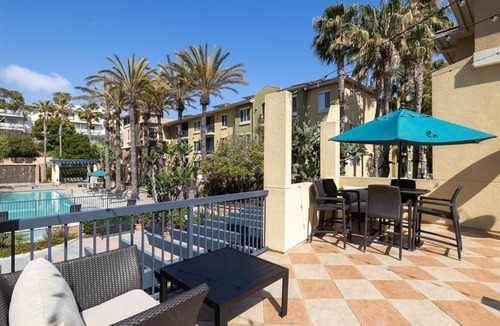 Playa Del Rey Apartment | Deluxe Playa Del Rey 2BR w/Pool & Gym, nr Playa Beach, by Blueground