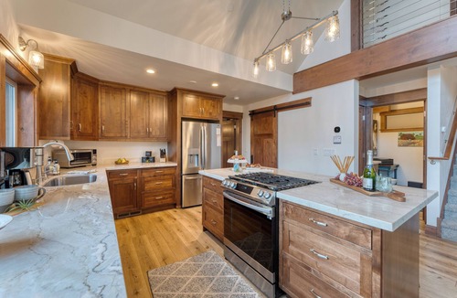 Truckee House | Denton by AvantStay | Hot Tub, Enclosed Deck w/Fire Pit | Near Skiing & Lake!