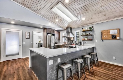 Truckee Cabin | Designer Cabin @Donner:Hot Tub, Arcade Game, Trail