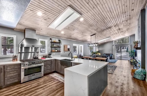 Truckee Cabin | Designer Cabin @Donner:Hot Tub, Arcade Game, Trail