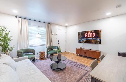West University House | Designer Living Pet-Friendly UNR 2BR 1BA