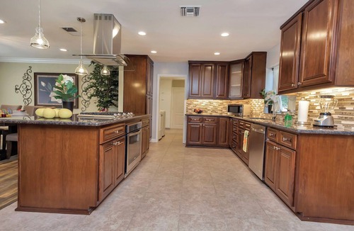 Hermosa Village House | Disneyland walking distance 5 bedrooms and 3 bath in Anaheim, Ca.